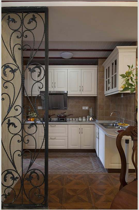 铁架隔断白色橱柜厨房美式三居图片
