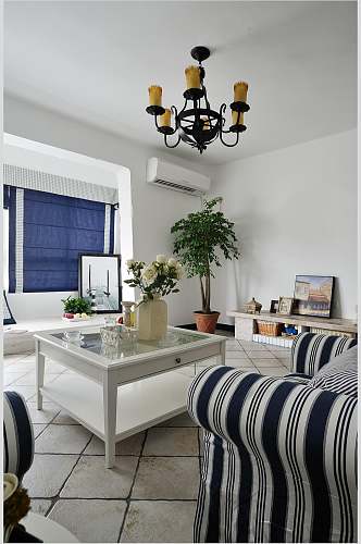 蓝白条纹沙发复式跃层室内设计图片