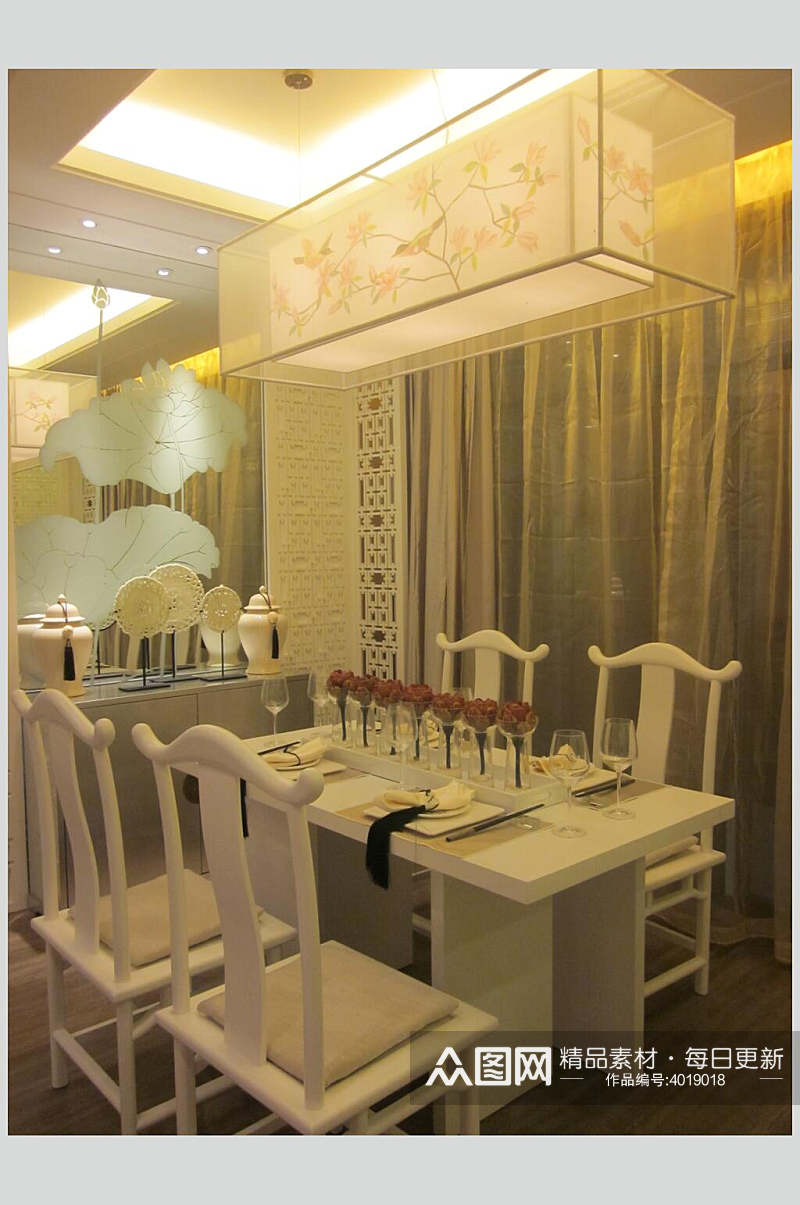 高端创意桌椅吊灯镜子餐厅装修图片素材