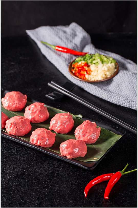 新鲜牛肉丸食物图片