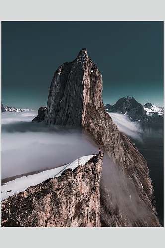 云雾缭绕山峰雪山高清图片