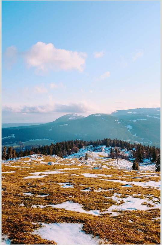 简约草地山峰高端创意雪山高清图片