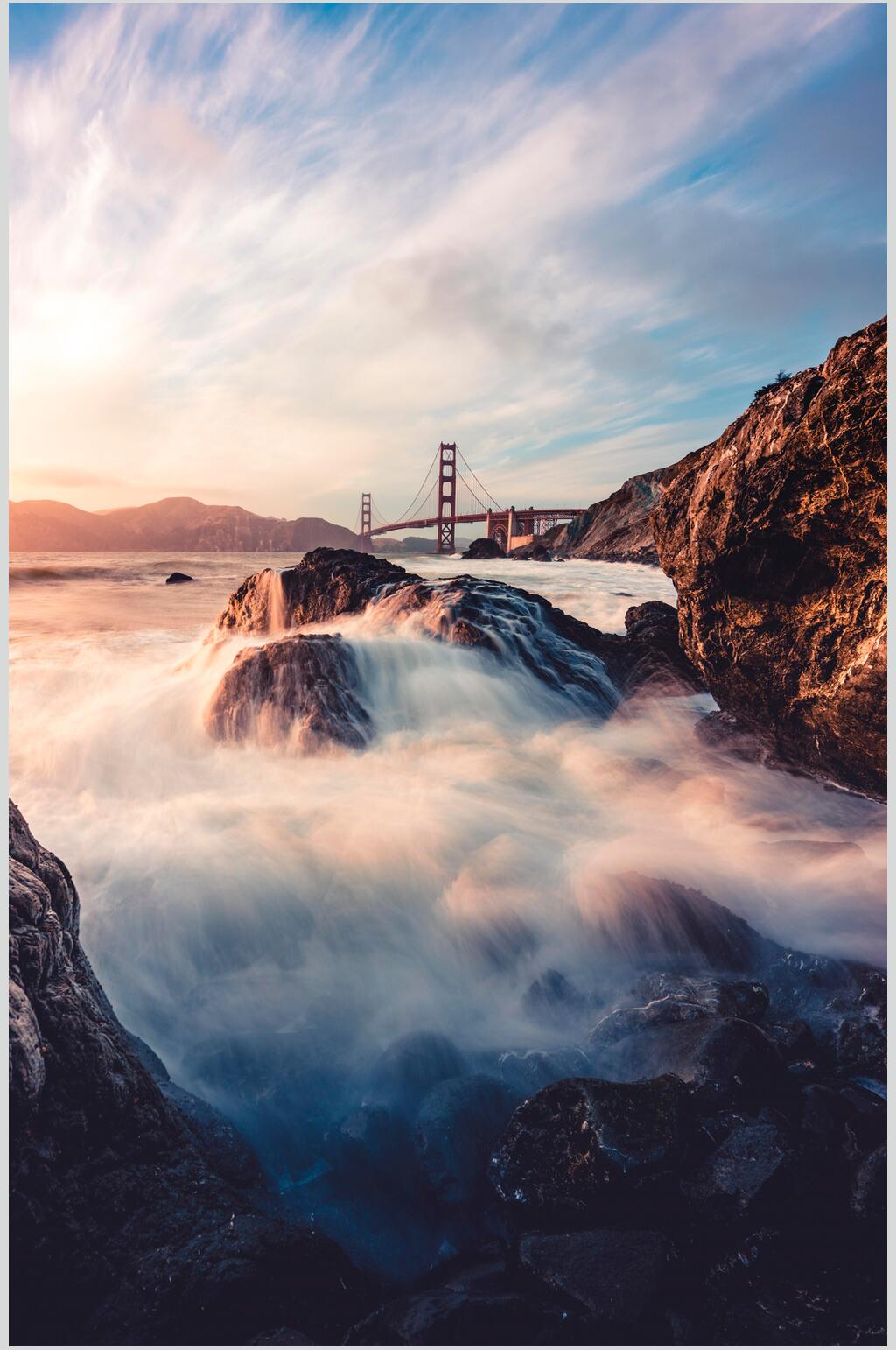 水雾缭绕的海边海滩高清图片素材