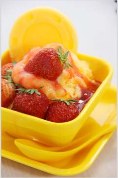 黄色方形碗装草莓冰激凌水果捞图片
