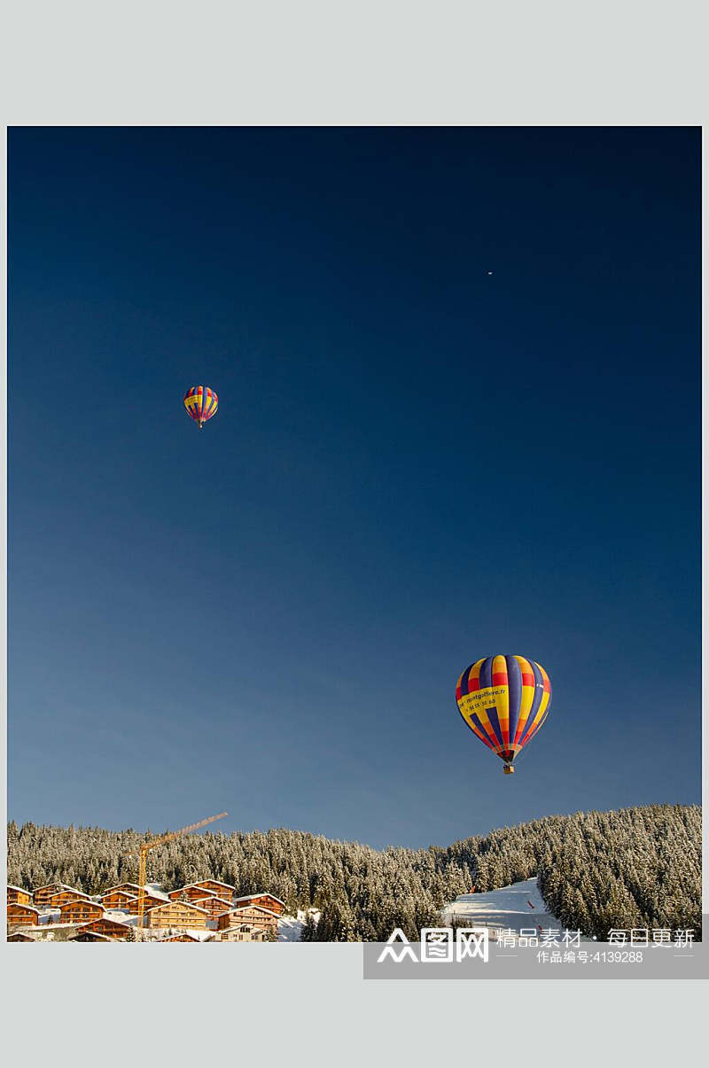 深蓝色背景热气球风景图片素材