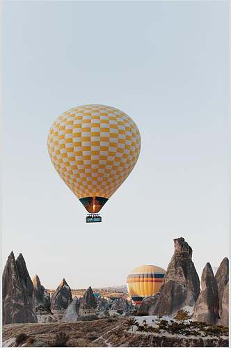 黄白格子热气球风景图片