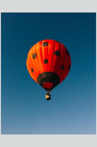 红黑点热气球风景图片