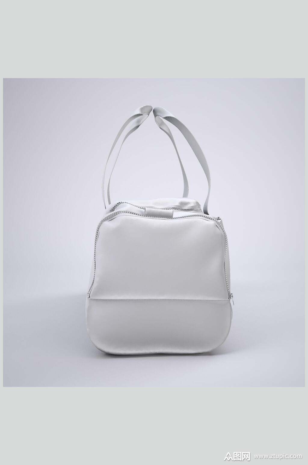 手提阴影褶皱灰色双肩背包样机素材