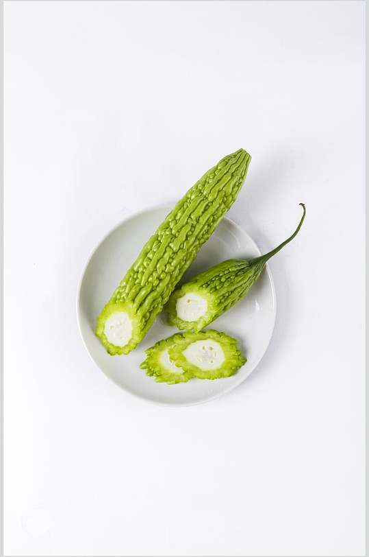 盘子装的高清苦瓜蔬菜图片