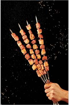美味四个大肉串烤串美食图片