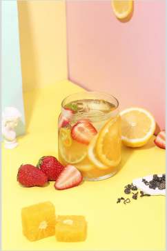 草莓黄粉清新精致果汁奶茶摄影图片