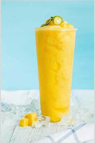 蓝黄杯子冰块精致果汁奶茶摄影图片