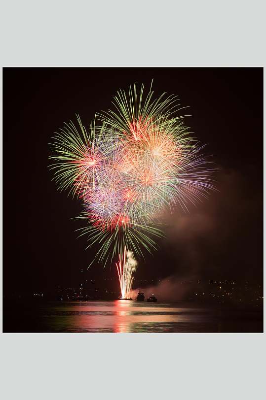 水上彩色浪漫烟花雨摄影图片
