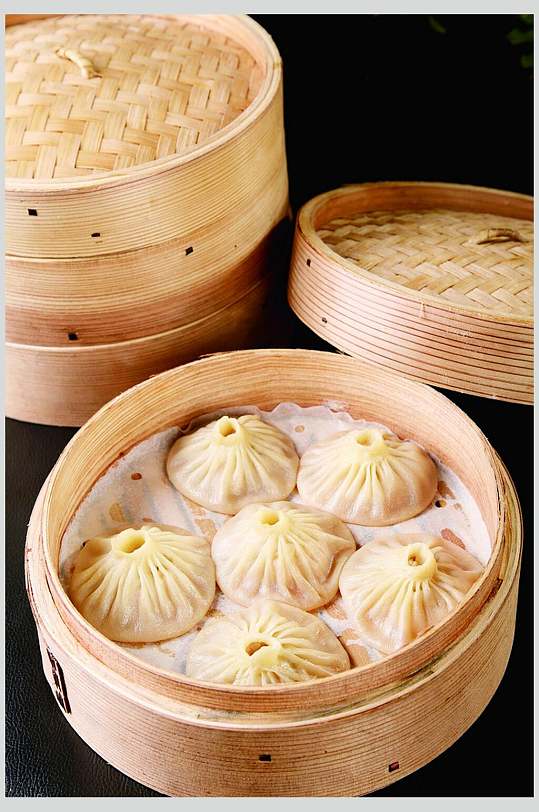 蒸笼五个灌汤包早点图片