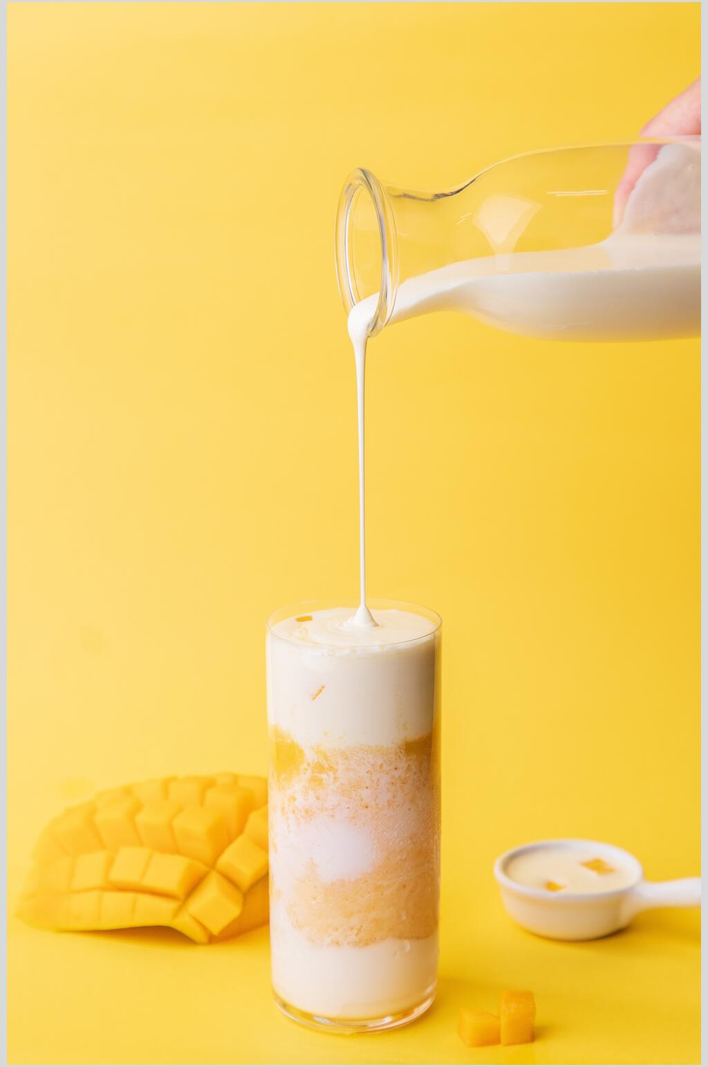 芒果黄色杯子精致果汁奶茶摄影图片素材