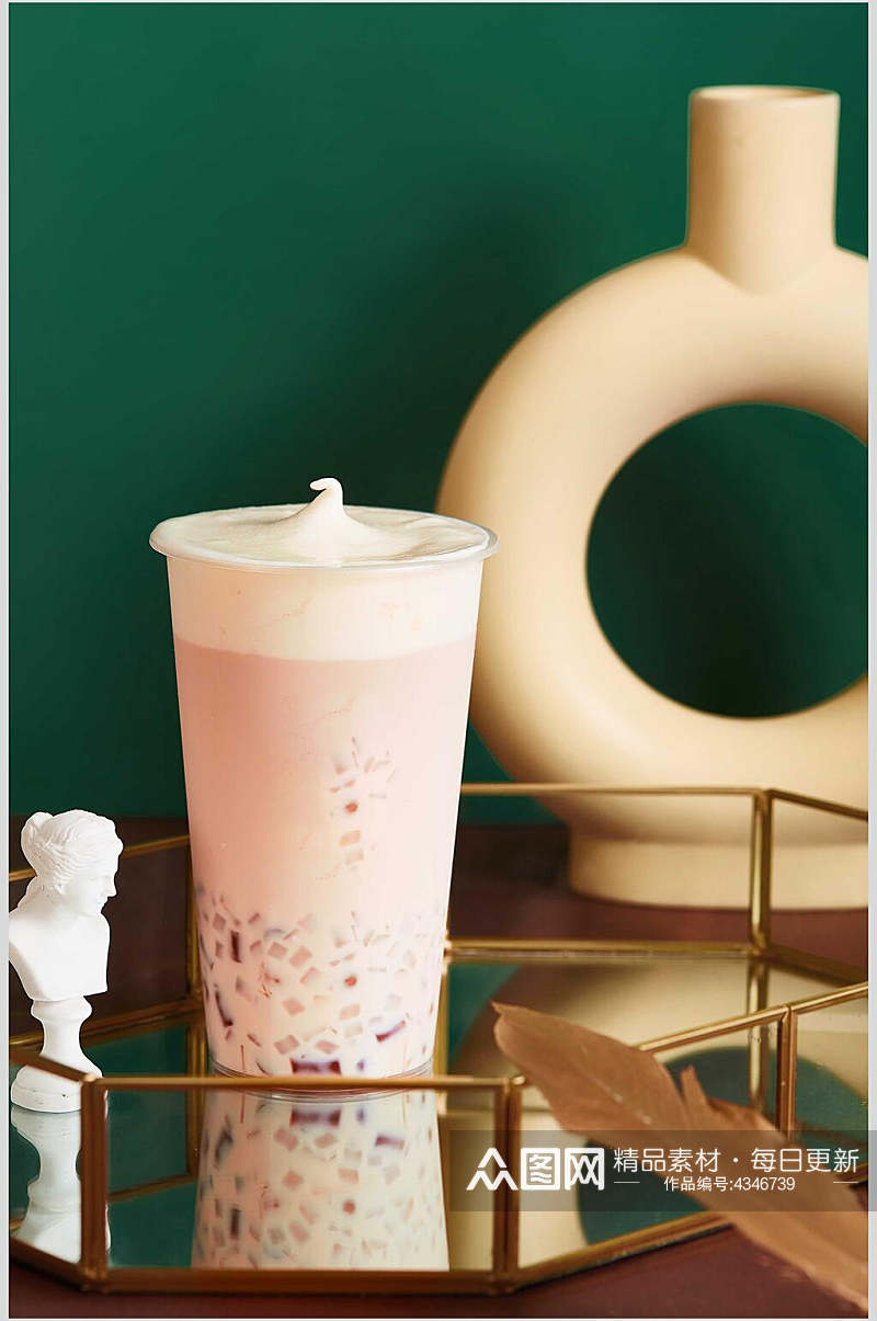 白色水果粒奶盖奶茶图片素材