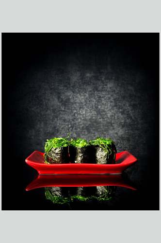 黑色菜花红盘子美味寿司实拍图片