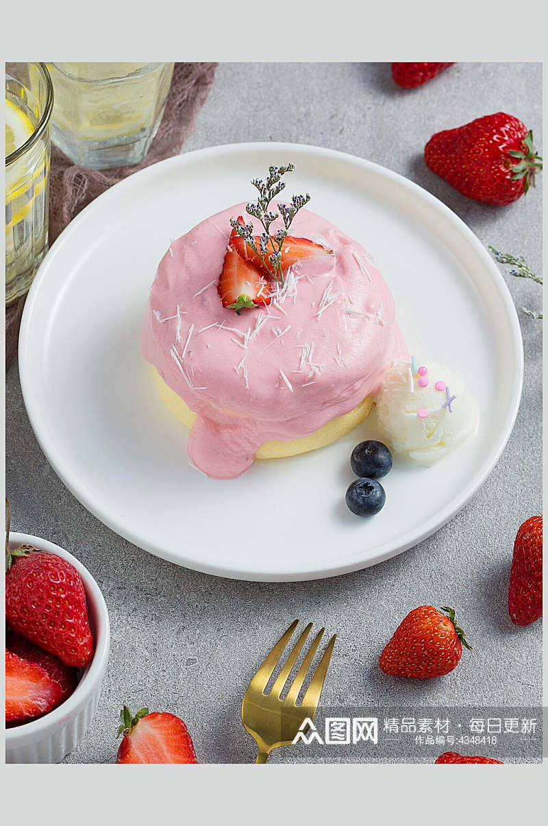 铁叉子草莓甜点舒芙蕾图片素材