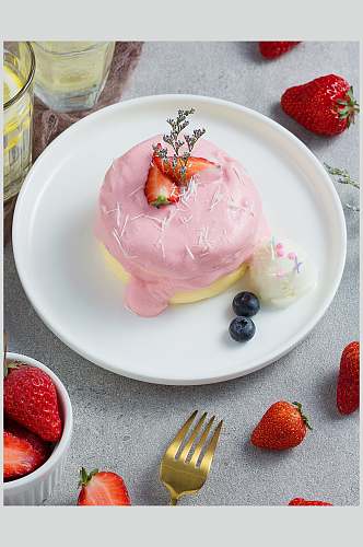 铁叉子草莓甜点舒芙蕾图片
