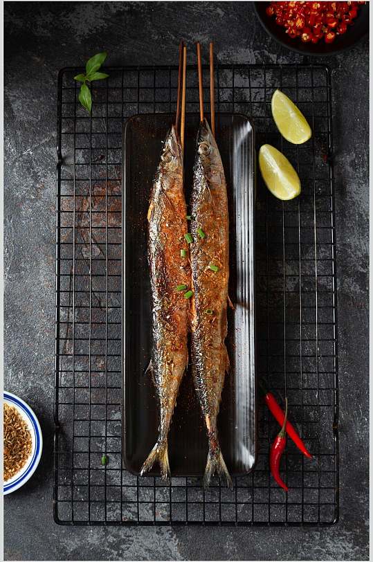 秋刀鱼烤串图片