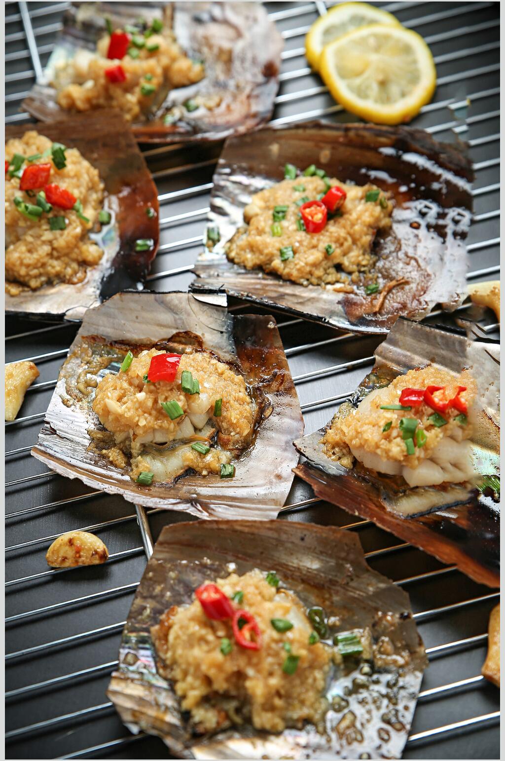 铁架蒜蓉辣椒烧烤串串图片素材