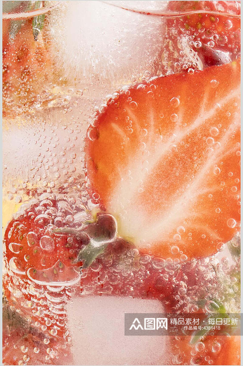 气泡草莓切片冰镇水果图片素材