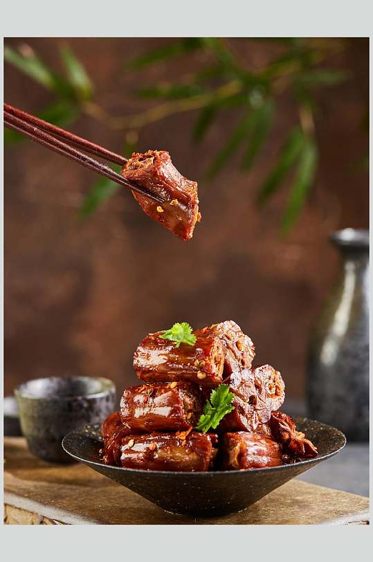 筷子夹鸭脖卤味卤水美食图片