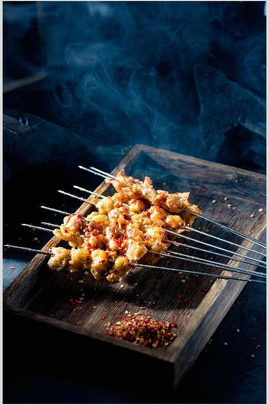 木框铁签烤肉肉串美食图片