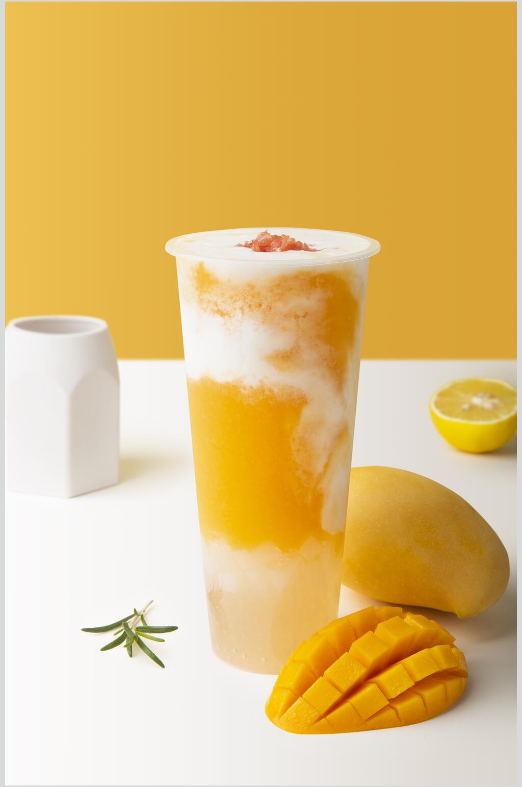 奶茶芒果黄粒果汁创意摆拍图片