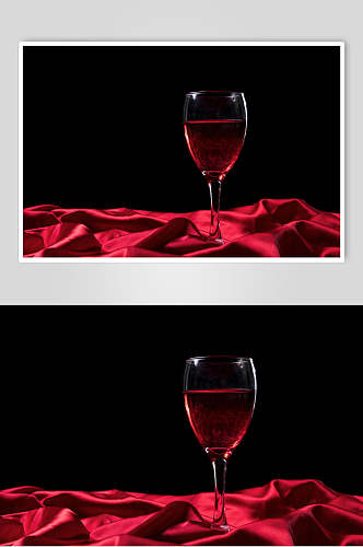绸缎红色红酒摄影图片