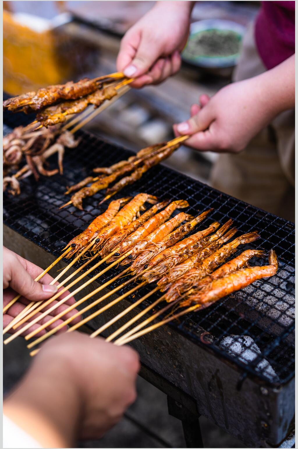 铁架子烤虾鱿鱼烧烤美食高清图片素材