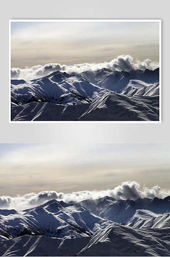 山巅云层雪山雪景摄影图片