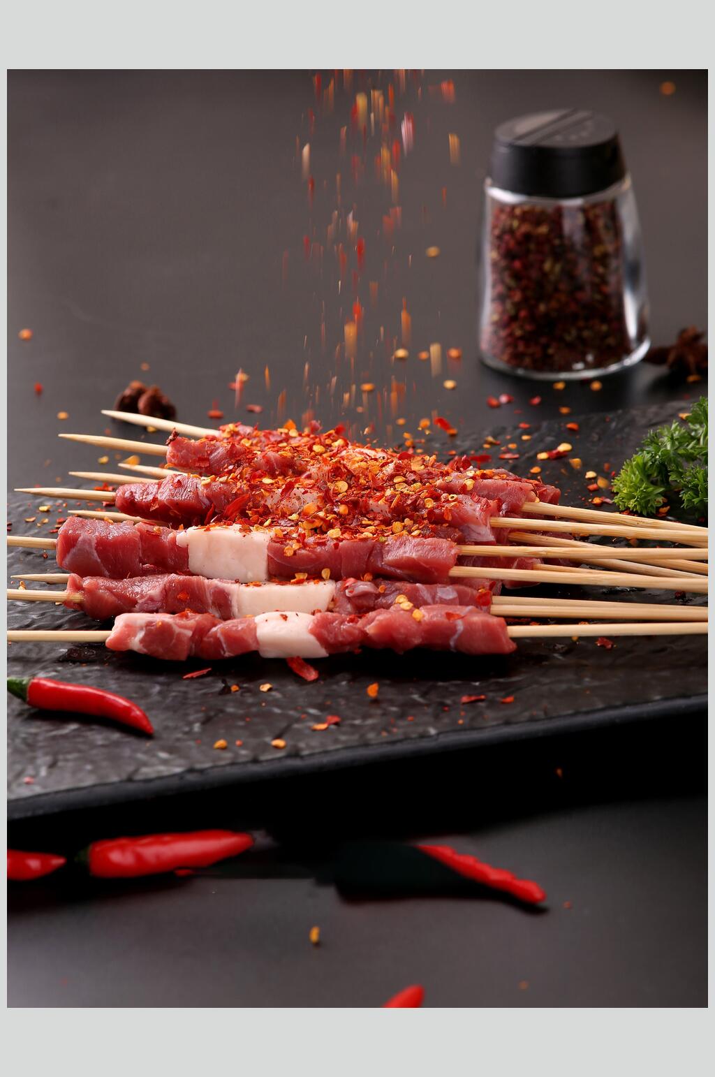 撒辣椒末生肉烤肉串图片素材