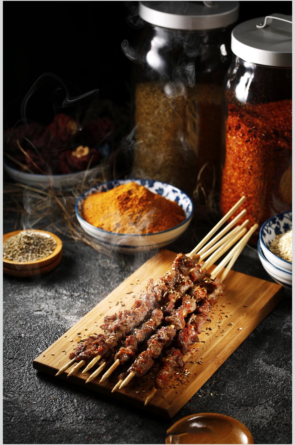 陶瓷盘子雾气砧板黄羊肉串图片素材