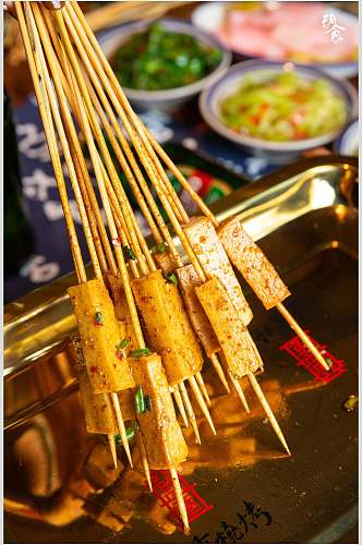 竹签子中文字黄色美食烤肉图片