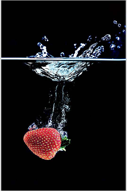 高级感浸水草莓水果高清图片
