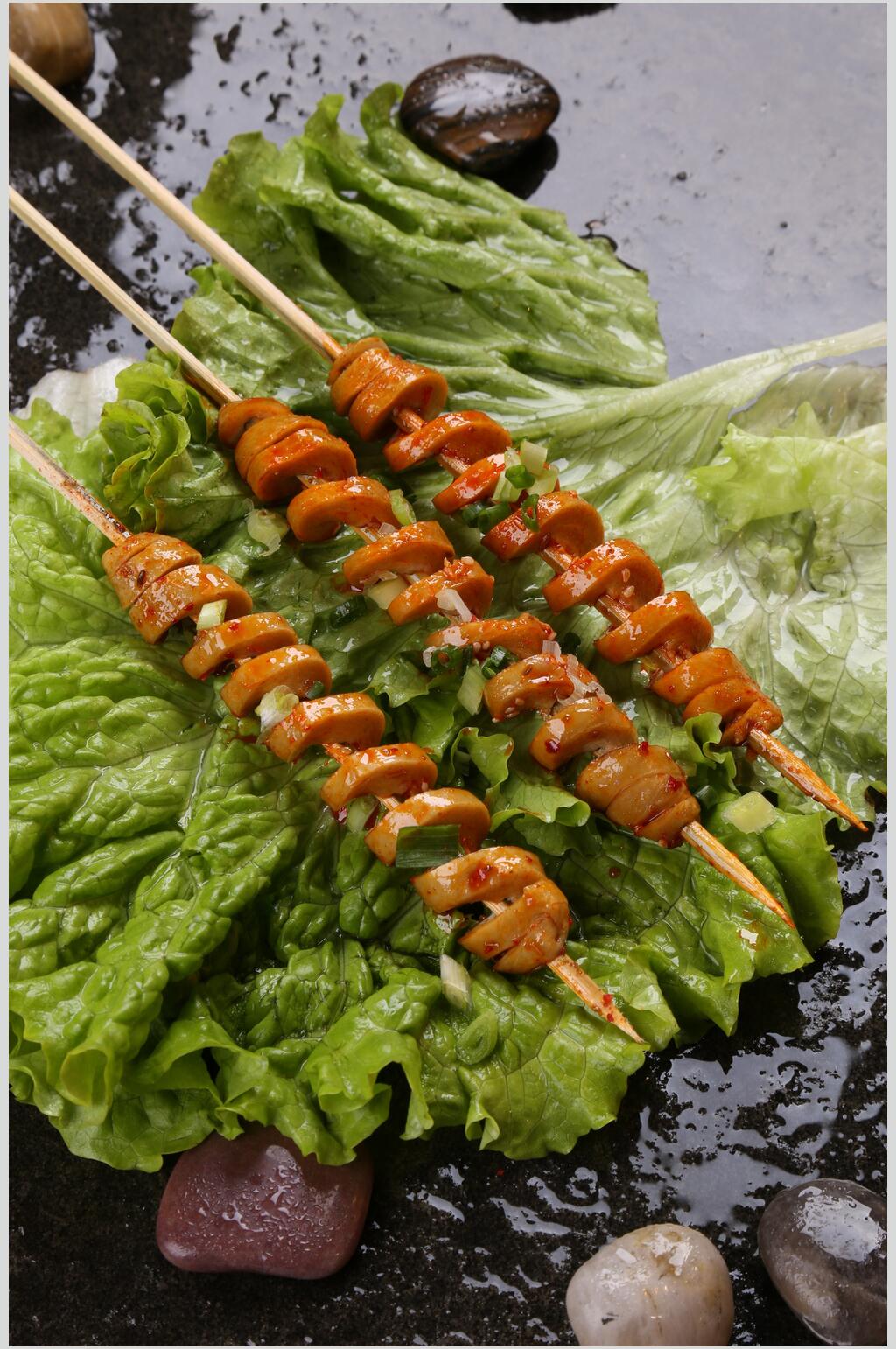 青菜面筋蘑菇黑色烧烤串串图片素材
