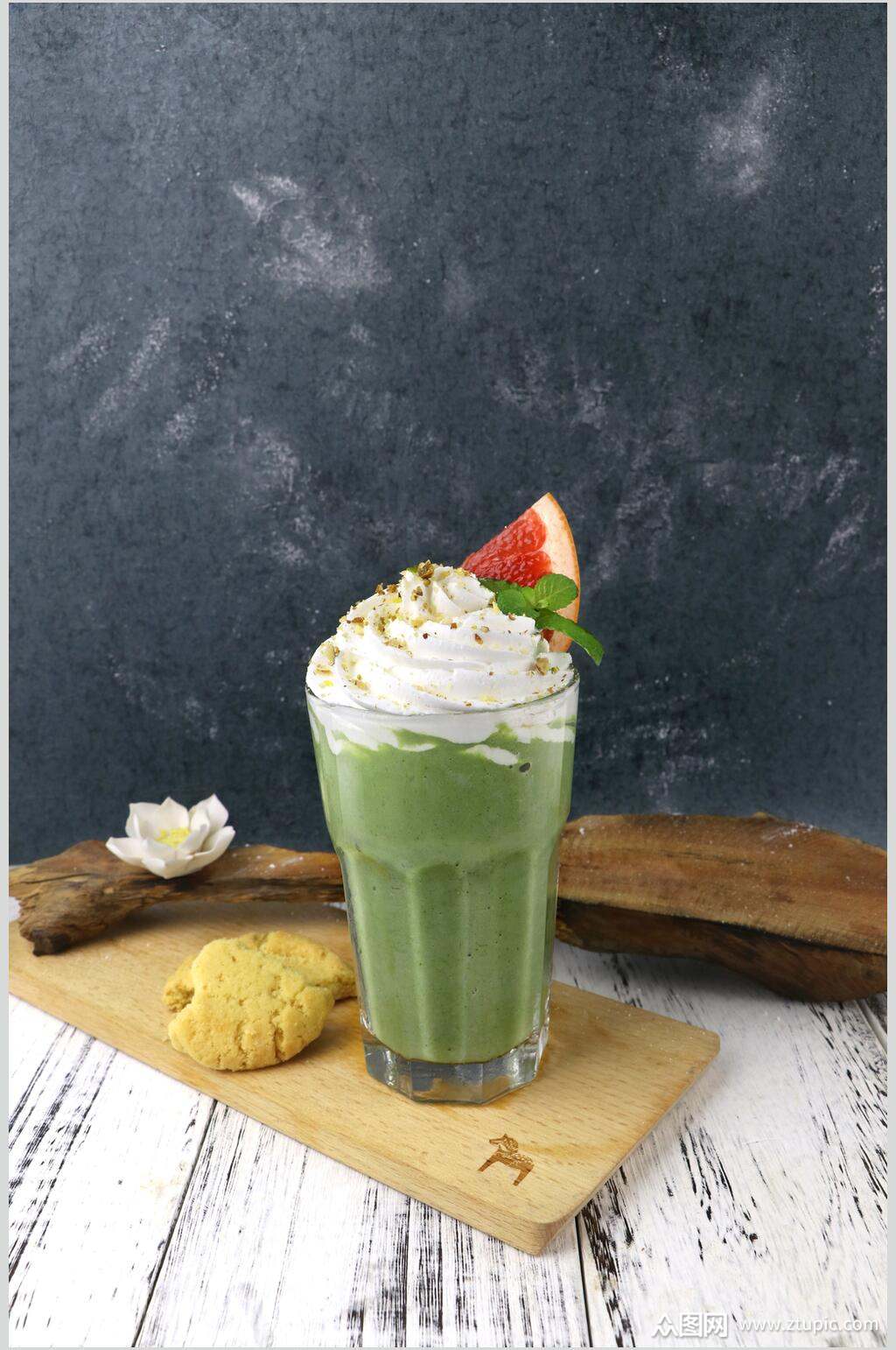 抹茶雪顶美味饮品创意摆拍图片素材