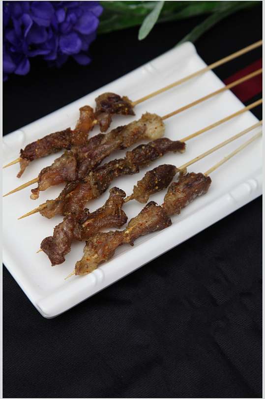 白色盘子烤肉串图片