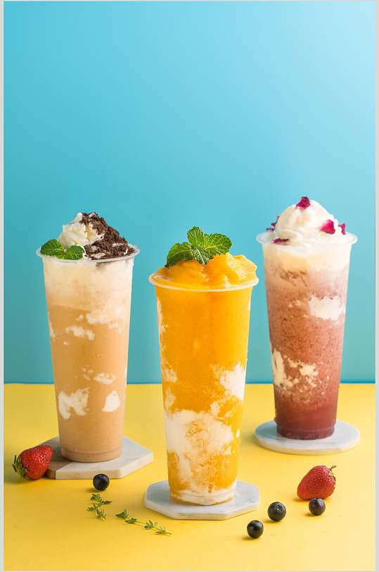 草莓芒果美味饮品创意摆拍图片