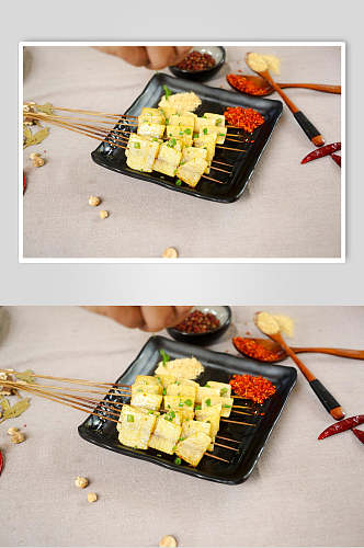 竹签盘子辣椒土豆片烧烤美食图片