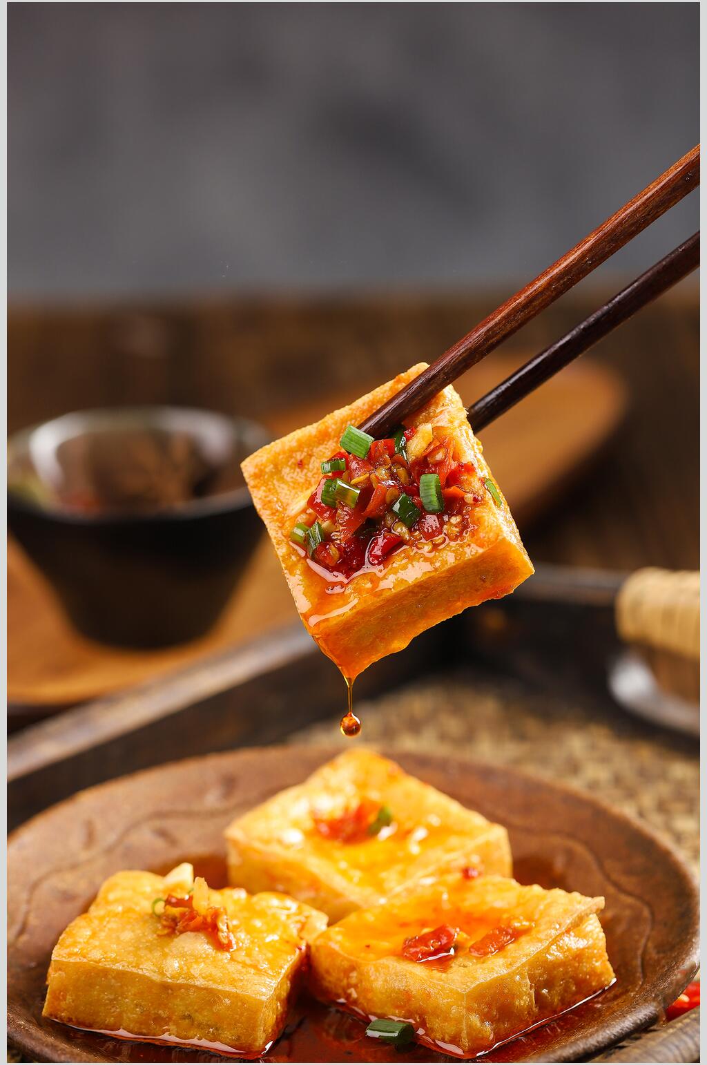 筷子辣椒葱花盘子黄臭豆腐图片素材