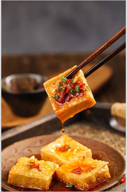 筷子辣椒葱花盘子黄臭豆腐图片