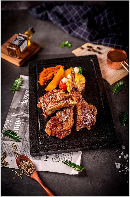 西餐厅装饰挂画美味牛排实拍图