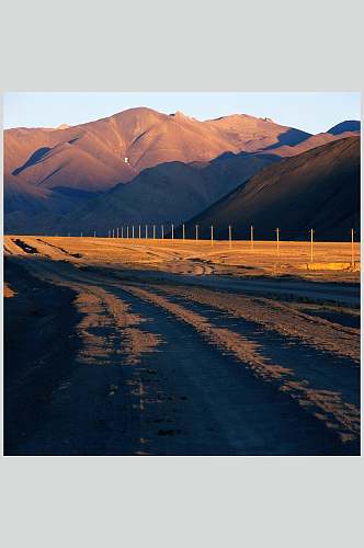 荒漠路灯山脉大自然风光摄影图