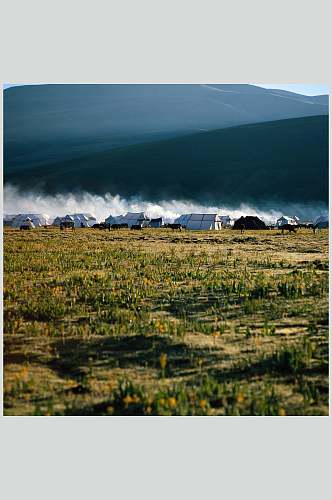 蒙古包草地山脉大自然风光摄影图