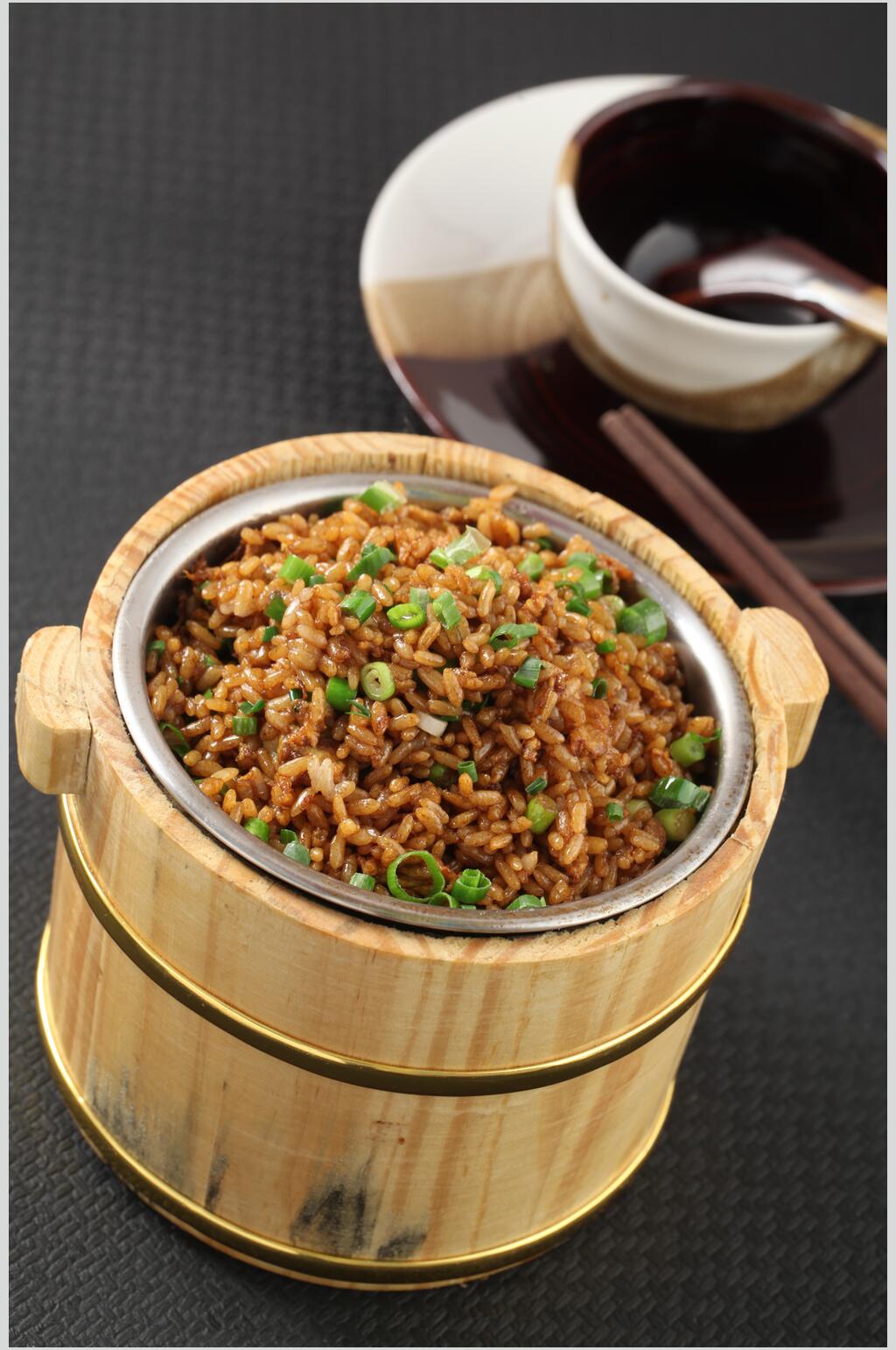葱香炒饭木桶饭摄影图片素材