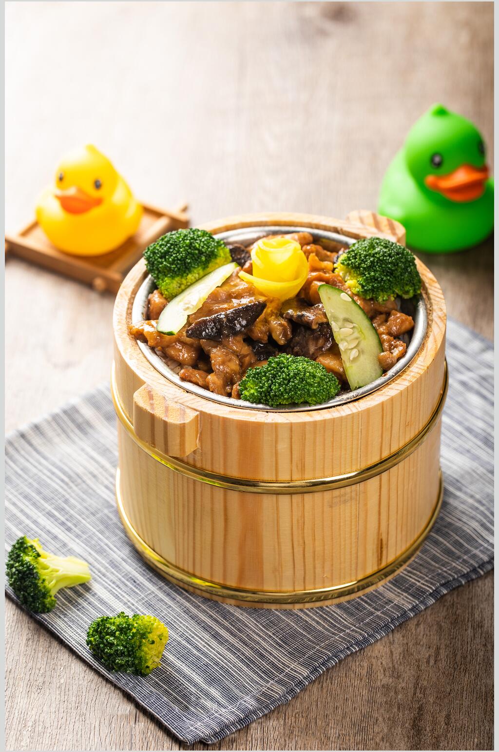 西蓝花木桶饭摄影图片素材