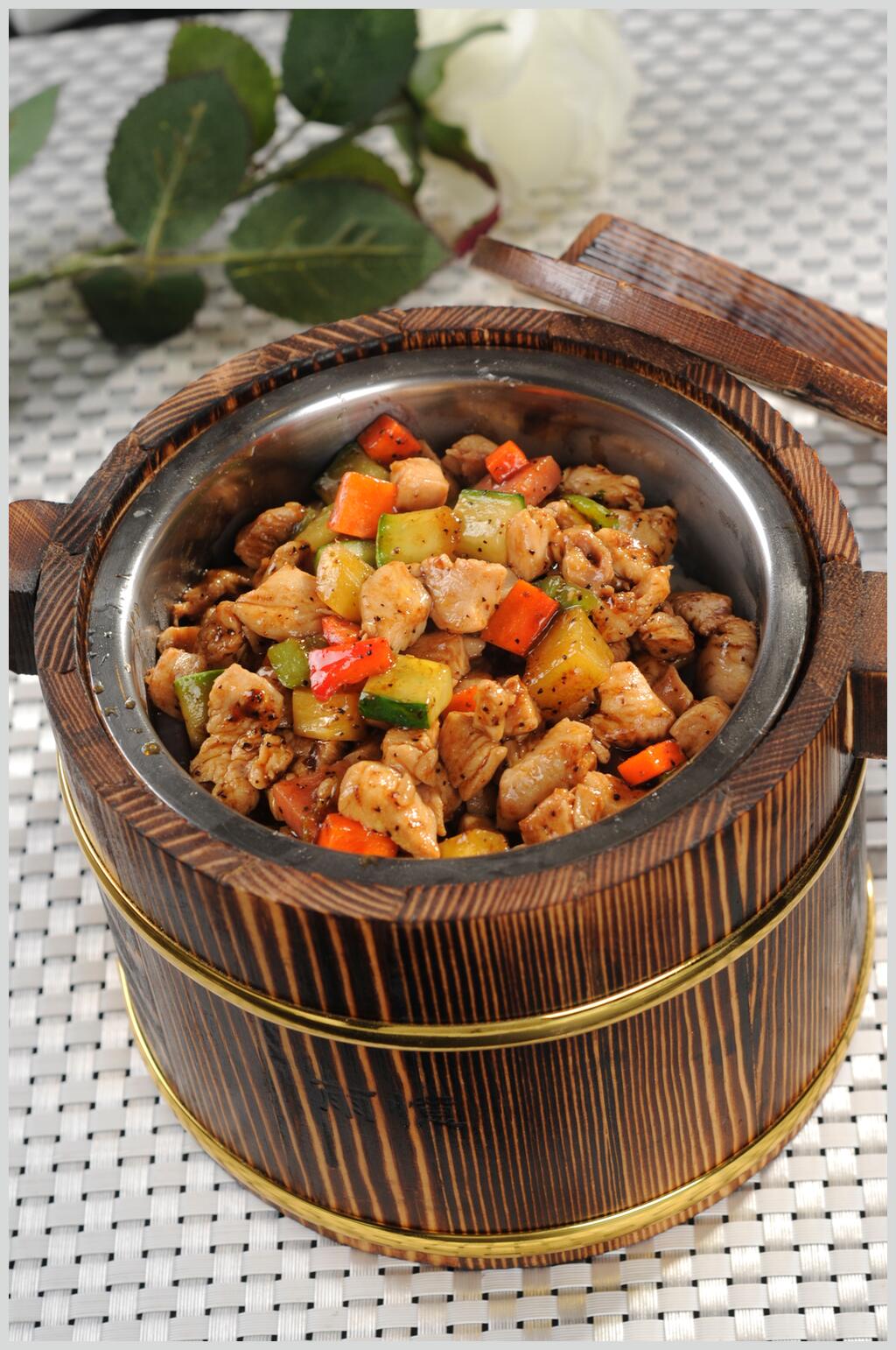 鸡肉木桶饭摄影图片素材