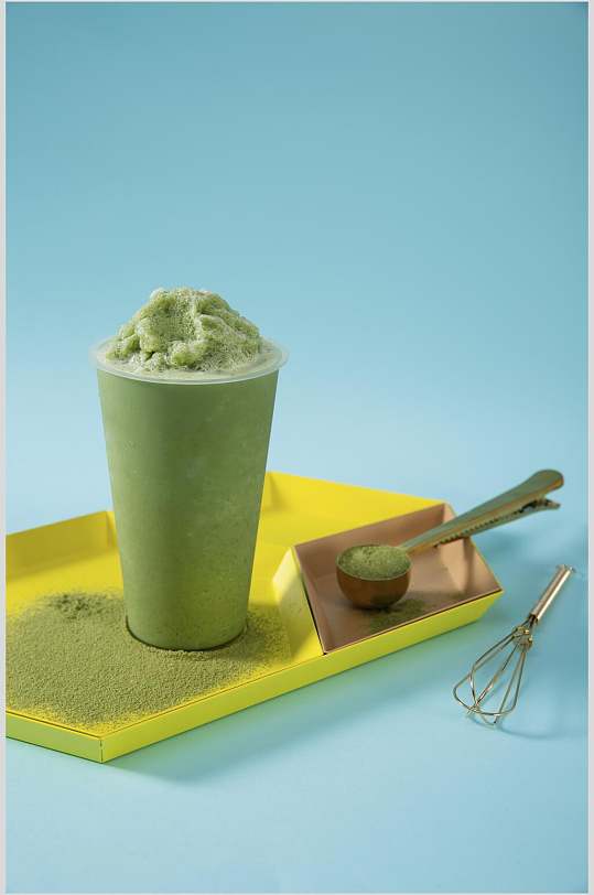 奶茶绿色冰沙甜品饮料图片